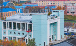 На галереях бывшего кинотеатра «Родина» установили стеклопакеты весом почти полтонны каждый