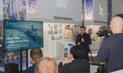 Governor Andrei Chibis answered questions from foreign media journalists and presented them with the potential of the Murmansk Region