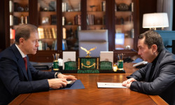 Губернатор Андрей Чибис и первый вице-премьер России Денис Мантуров обсудили дальнейшую поддержку МАУ, создание производства активных катодных материалов в Мончегорске и поставку в регион новых машин скорой помощи